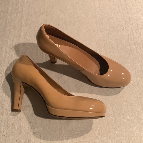 Clarks Nude Tan Color Pumps Gorgeous Slip On Style Size 11 Gently Used - Picture 2 of 15